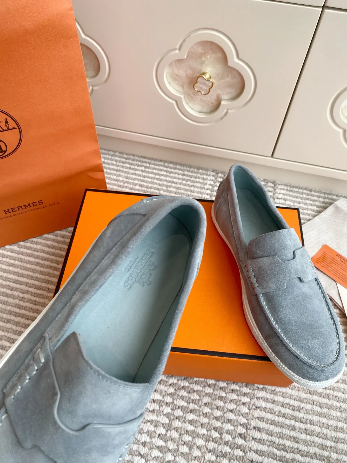 p560✨Hermes Couple Loafers｜Walking in the urban high-end, easily wearing Hermès temperament✨Who says luxury and comfort can’t have both?  This pair of H’s classic loafers really does it!  ▪️"Customized imported Yangjing fabric" is soft and delicate ▪️"Full sheepskin lining" + "soft-soled shoes" design. Your feet will be healed the moment you put them on~ It's like stepping on clouds☁️You won't feel tired after walking all day!  The iconic "H" buckle is low-key and luxurious. It is matched with a rubber outsole. It is lightweight and stylish. Whether you are commuting or shopping, you can easily achieve casual urban style🏙 Can be worn by couples. Full range of sizes, girls 35-41 | boys 39-45. Wear them together when going out. Sweet and high-end💑 Original mold opening. Details are in place. Those who understand will be attracted at a glance ️❤️ #Hermès loafers #coupleshoes #lightweight and versatile shoes